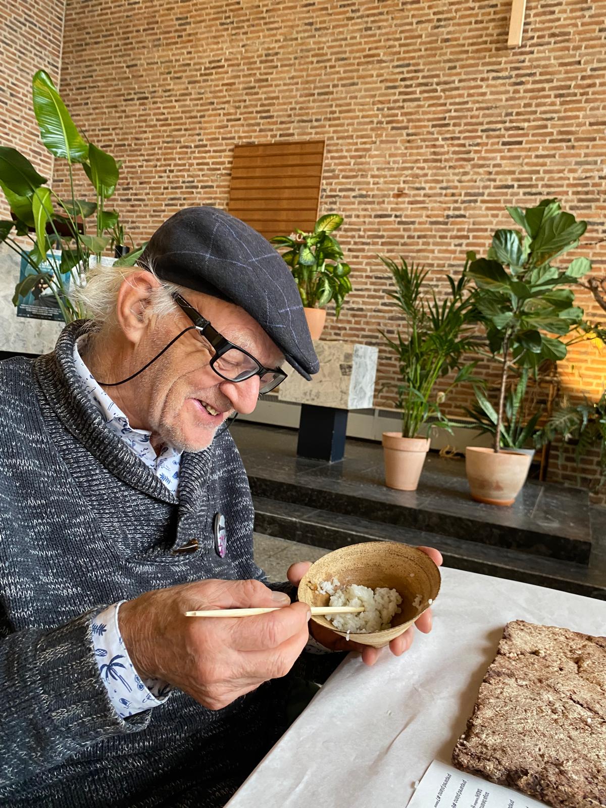 Dokter Co eet rijst