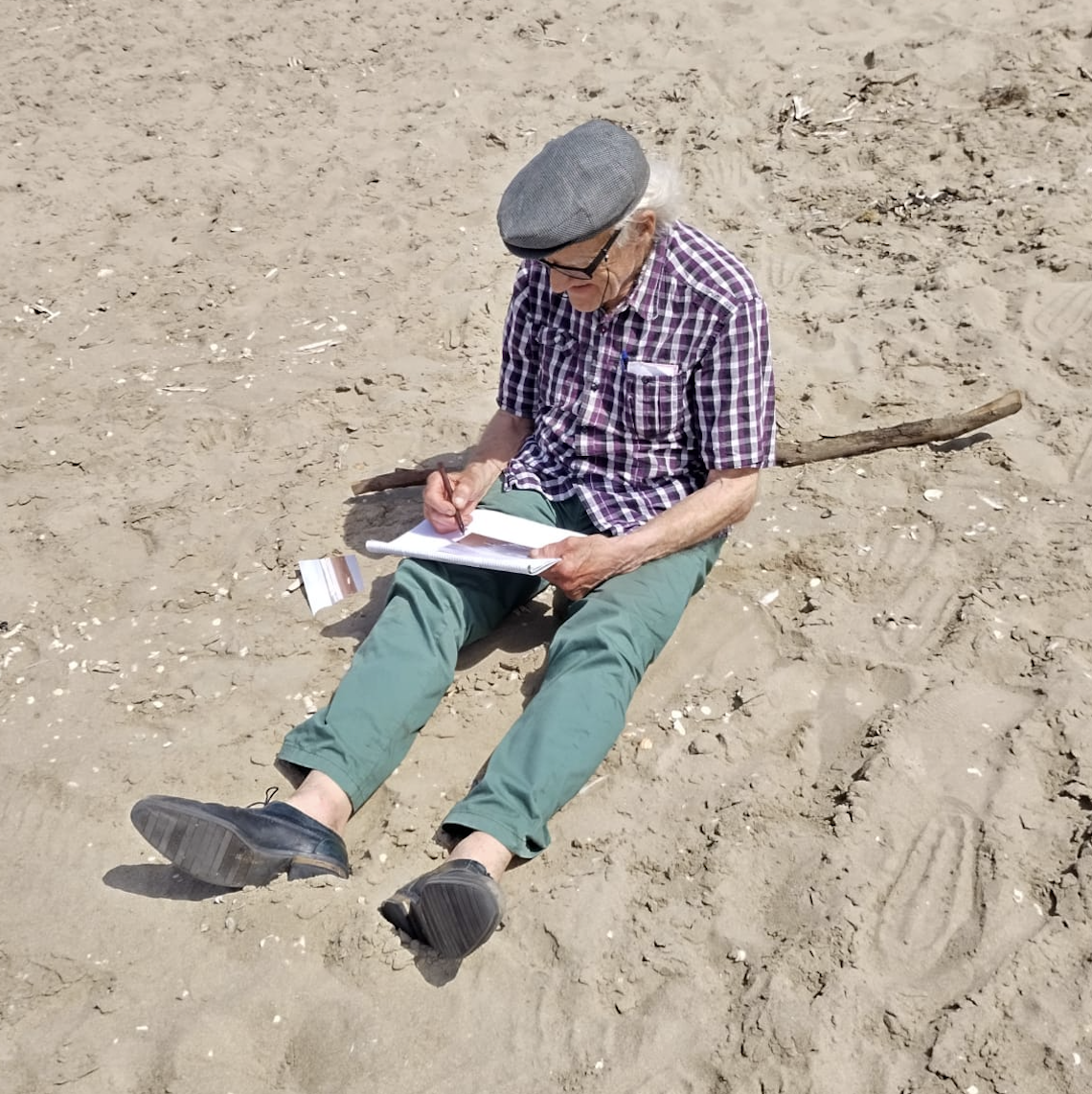 Dokter Co met zijn schetsboek, verfdoosje en pencils